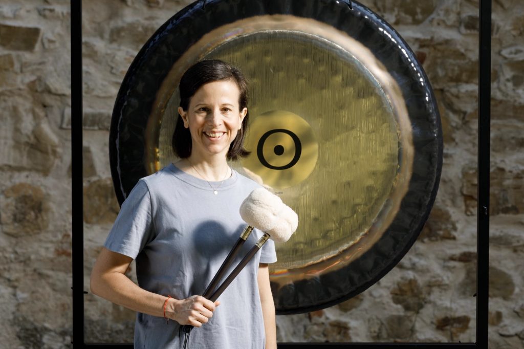 Iva Rohlik in front of a gong