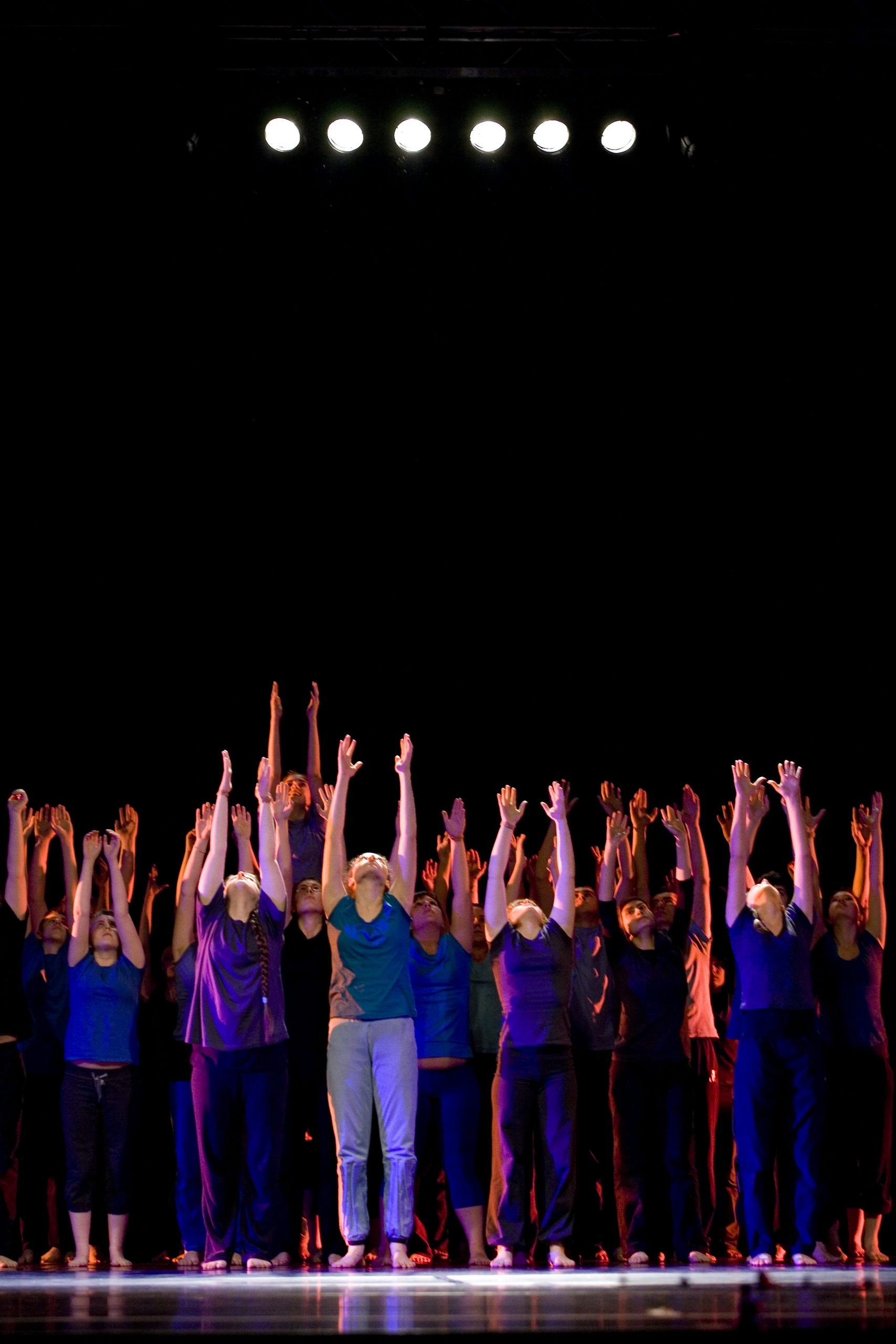 Quertanzen; on stage; lots of dancers