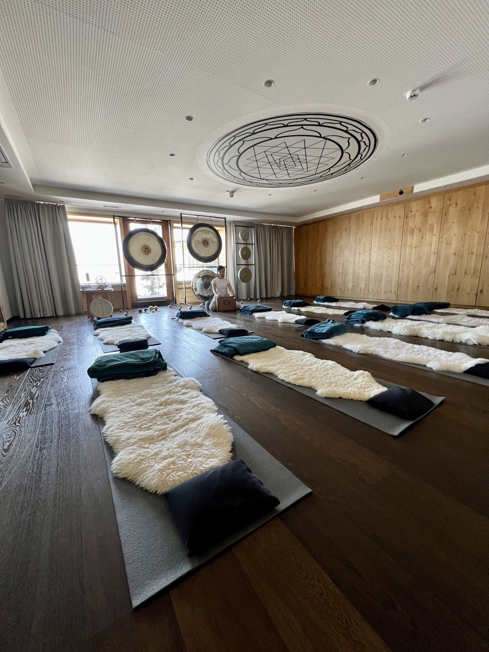 empty gong bath room; setting and preparations