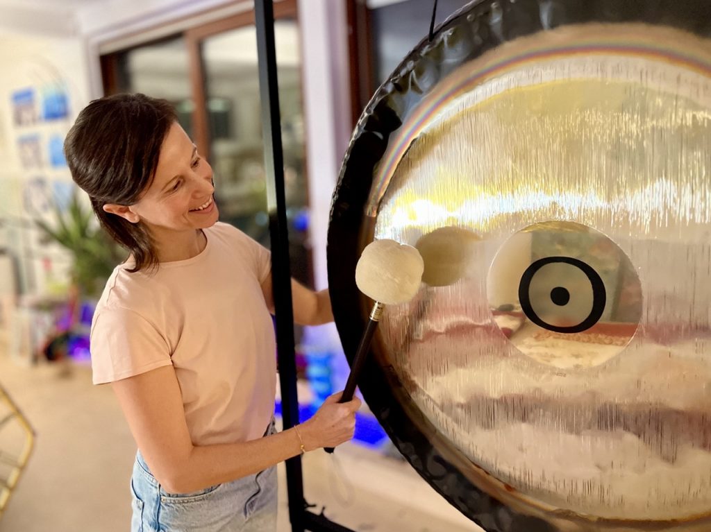 Iva Rohlik playing the gong