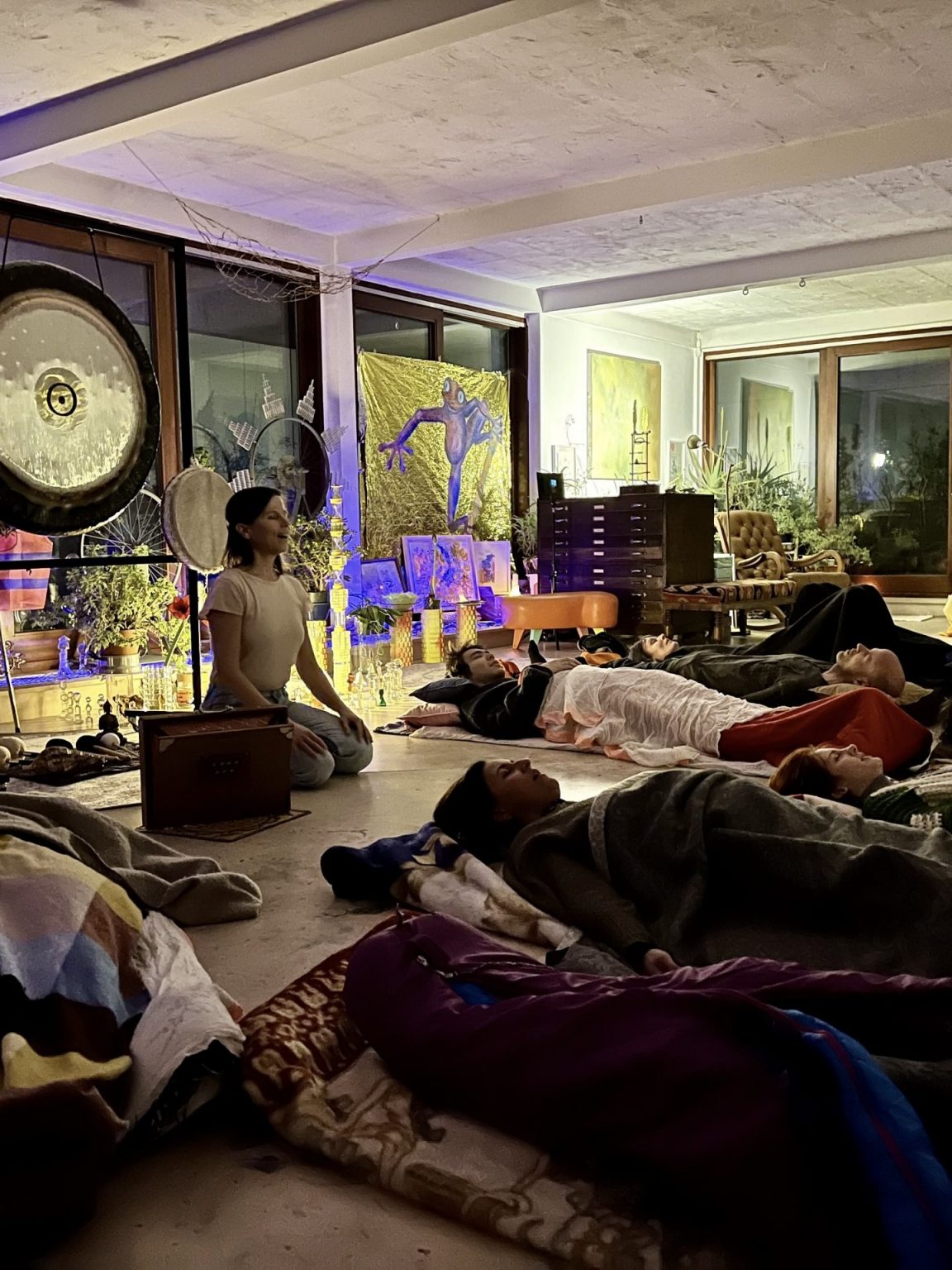 Gong bath taking place in a gallery