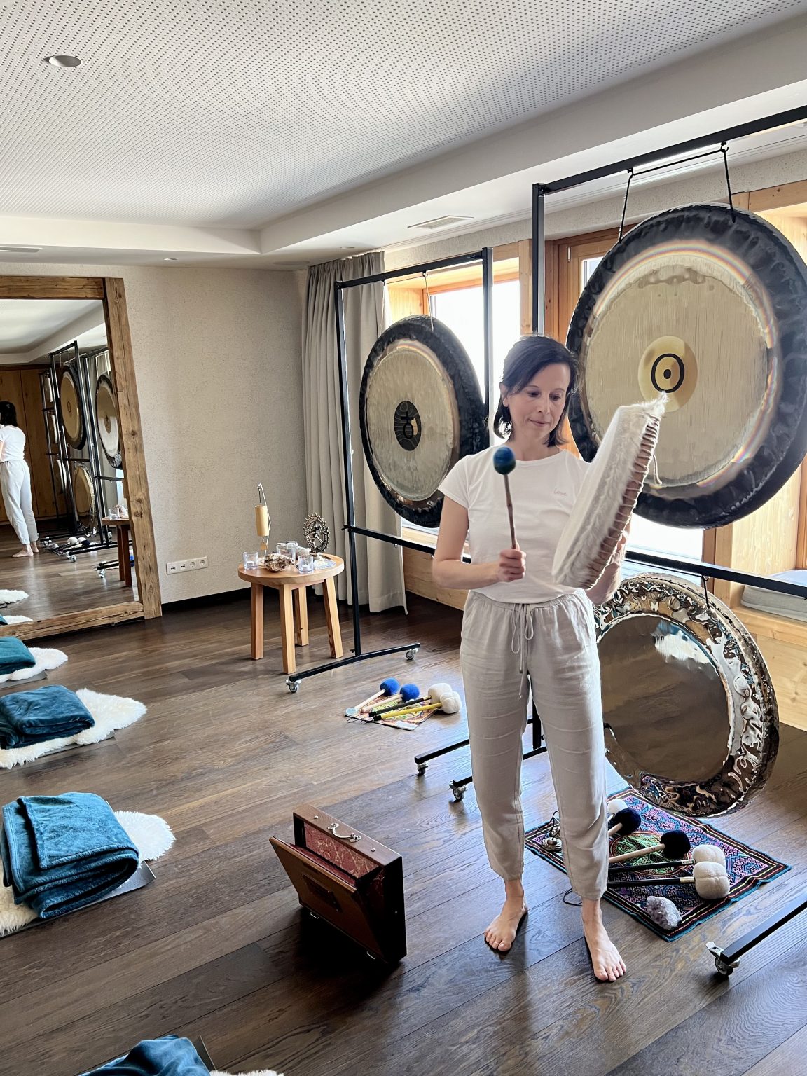Iva preparing a gong bath room