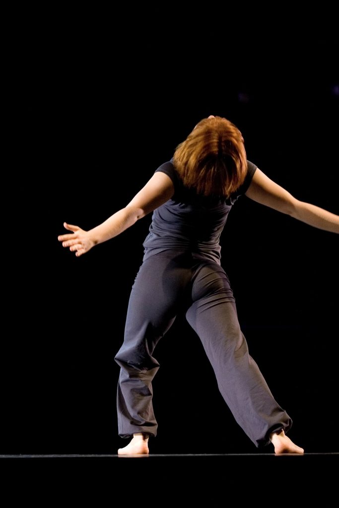 Quertanzen; dancer on stage facing backward