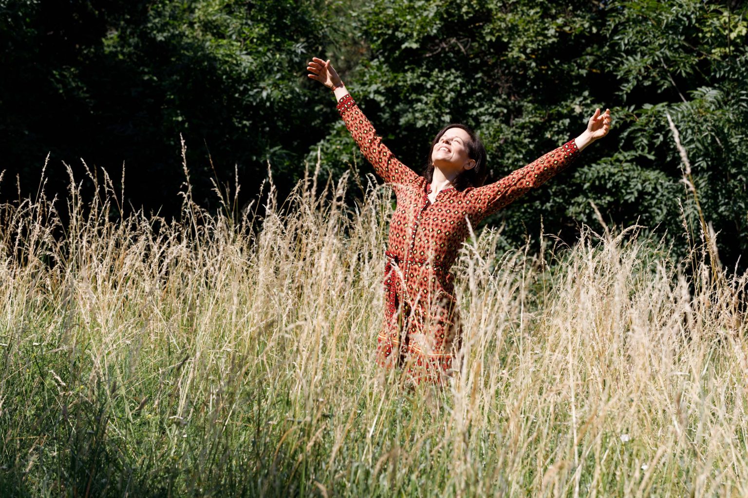 Iva Rohlik dancing on high grass